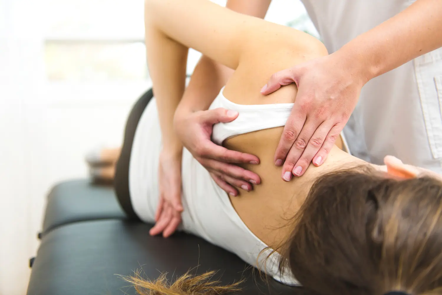 Ein moderner Rehabilitationsphysiotherapeut bei der Arbeit mit einem Kunden